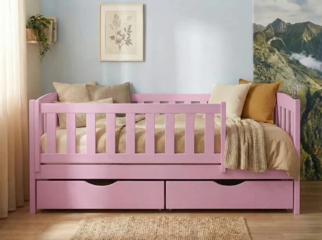łóżeczko z wysokim zabezpieczeniem pojedyncze Beti Premium z barierką z drewna sosnowego od producenta Valor Meble z szufladami kolor pastelowy róż.jpg