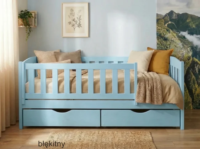 łóżko dziecięce błękitne w pokoju pięciolatka Beti Premium z mobilną barierką