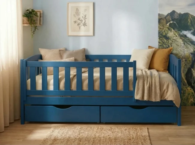 Bezpieczne granatowe łóżko sosnowe Beti z barierką dla dziecka