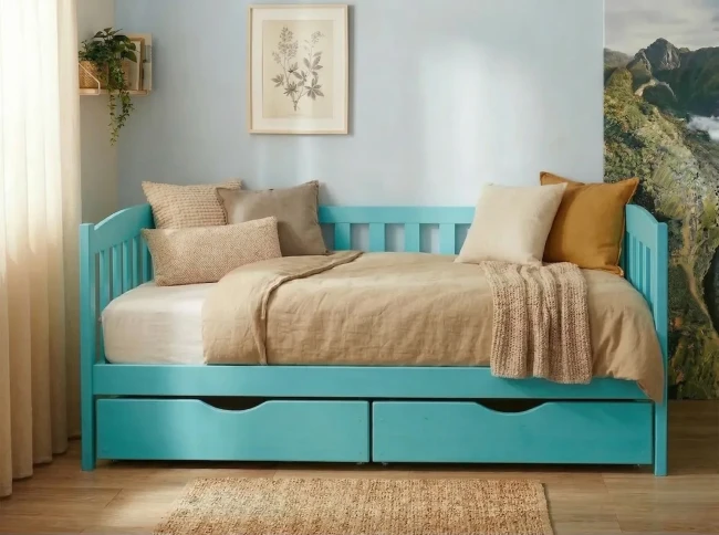 Jasny pokój dziecka z turkusowym łóżkiem sosnowym Beti Premium