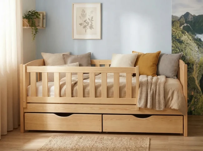 Ekologiczne łóżko dziecięce Montessori Beti Premium, naturalna sosna, niska konstrukcja ułatwiająca samodzielne wstawanie.