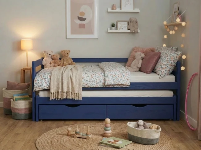 Drewniane łóżko w kolorze navy blue w nowoczesnym pokoju dziecięcym