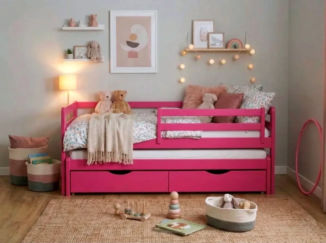 Różowe łóżko wysuwane dla rodzeństwa – oszczędność miejsca w pokoju dziewczynek