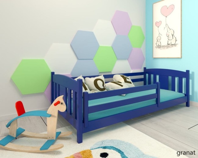 niskie łóżko dla dziecka Oliwia Low z barierką zabezpieczającą od producenta VAlor Meble z drewna sosnowego kolor granatowy.jpg