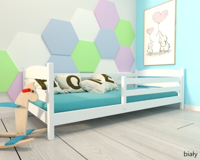 Łóżko dla przedszkolaka z zabezpieczeniami Detal zdejmowanej barierki w drewnianym łóżku dla przedszkolaka