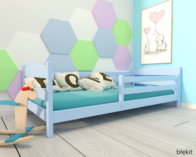 Solidne i niskie łóżko dla chłopca pomalowane bezpieczną farbą wodną