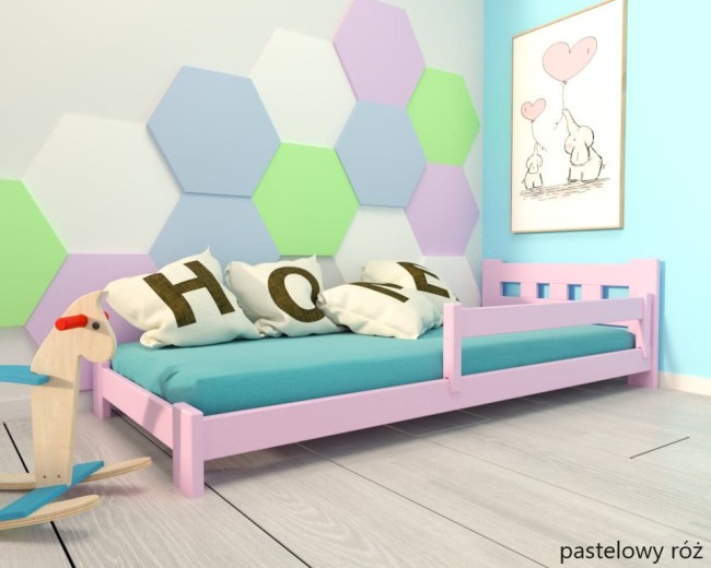 pudrowo różwe łóżko dla dwulatki Paweł Low niskie bezpieczne  dla dziewczynki drewniane solidne z barierką ściągalną od producenta Valor Meble.jpg