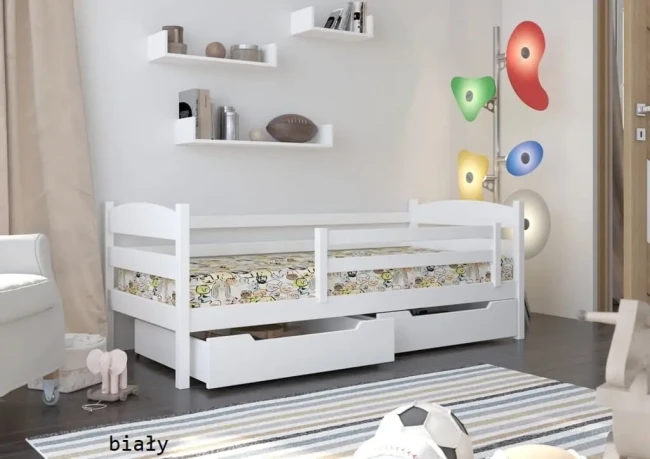Łóżko jednoosobowe dla dziecka Julia Premium z szufladami i barierką zabezpieczającą. Łóżko jest białe. Posiada materac dziecięcy.