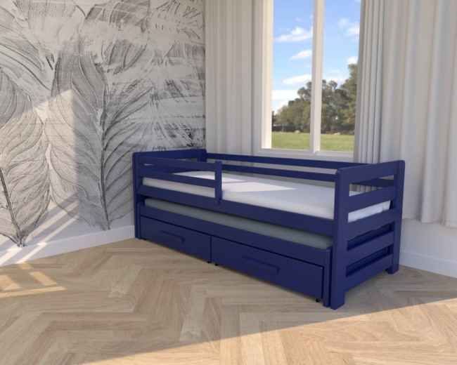 Przytulny kącik do spania dla ośmiolatka z granatowym łóżkiem z drewna