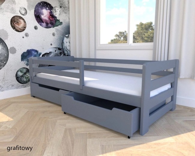 Łóżko dziecięce z drewna sosnowego Egon PREMIUM w pokoju chłopca łózko w kolorze grafitowym