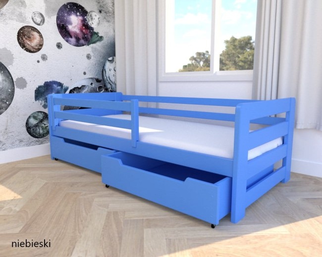 Łóżko dziecięce z drewna sosnowego Egon PREMIUM w pokoju chłopca łóżko w kolorze niebieskim