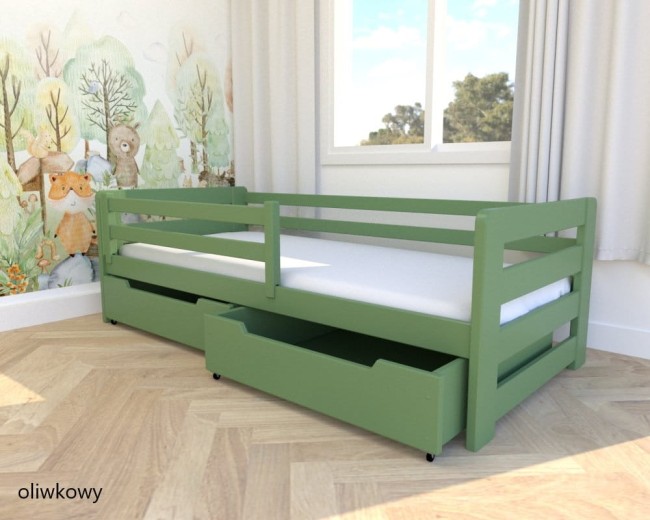 Łóżko dziecięce z drewna sosnowego Egon PREMIUM w pokoju dziewczynki w kolorze oliwkowym