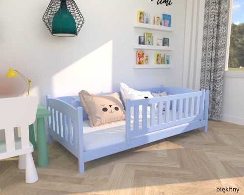 Drewniane łóżko dla przedszkolaka Beti LOW PREMIUM – Niskie, z barierką