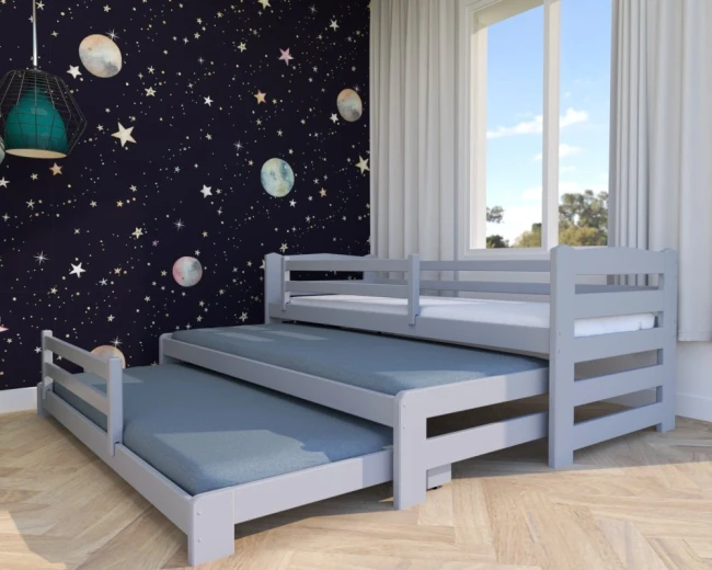 Potrójne łóżko z naturalnego drewna sosnowego w szarym odcieniu z barierkami zabezpieczającymi