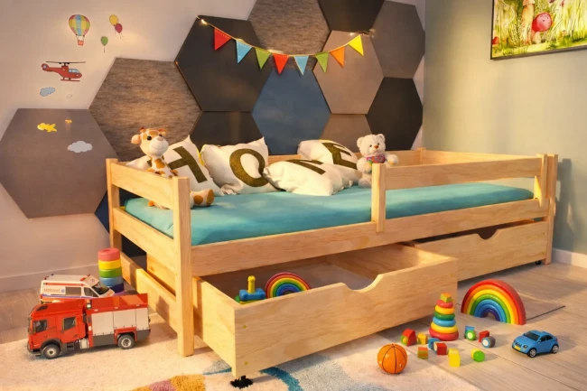 Łóżko dla dziecka Mini sosna wieczorem.webp