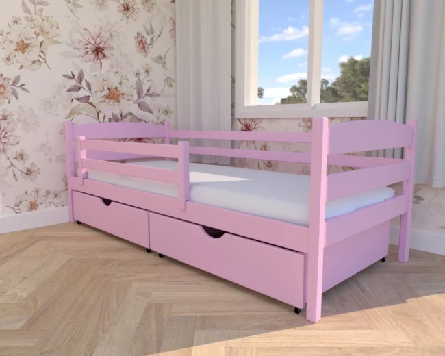Idealne dla małego marzyciela — pastelowe łóżko Julia Premium, drewniane, pojemne szuflady na pościel, ochronna barierka zdejmowalna.