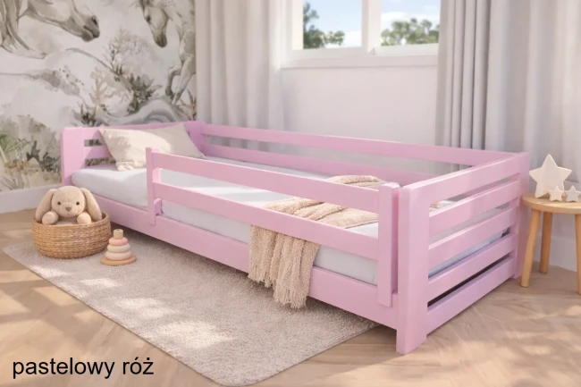 Zbliżenie na detale łóżka Lili Low Premium – naturalne drewno sosnowe, niska konstrukcja i bezpieczne wykończenia dla maluszka.