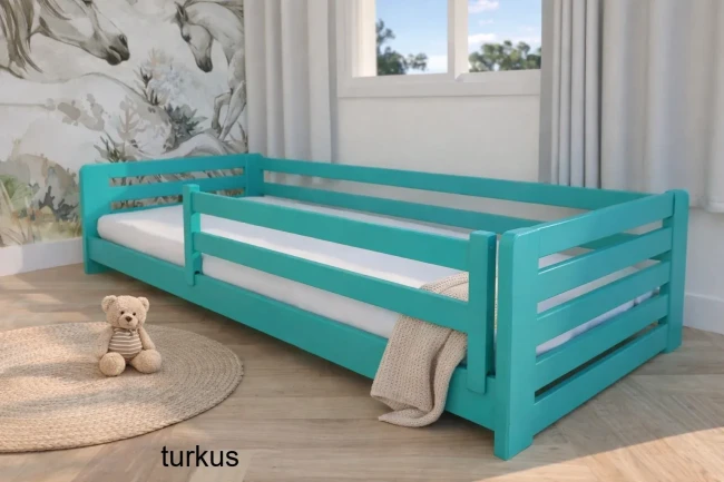 Łóżko dla małego dziecka Lili Low Premium – zdjęcie bocznej konstrukcji niskiej ramy i naturalnego drewna – przyjazne dla rodzica i malca.