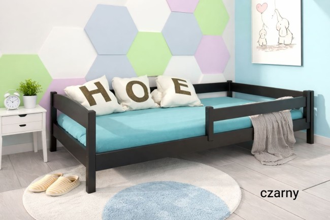 Niskie łóżko dziecięce z drewna sosnowego z barierką ochronną Molly Low Premium, bezpieczne łóżko dla malucha do pokoju dziecięcego