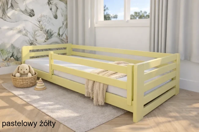 Widok niskiego łóżka dla dziecka Lili Low Premium – łóżko Montessori z bezpieczną barierką i stabilną ramą – mebel dla 6-8 latka. kolor pudrowy żółty. Rozmiar 90x200