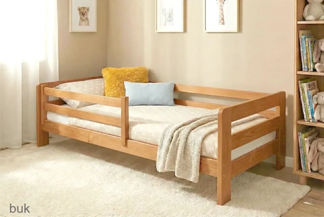 Drewniane łóżko podłogowe dla dziecka w pokoju dziecięcym – bezpieczne rozwiązanie od sprawdzonej marki Valor Meble.