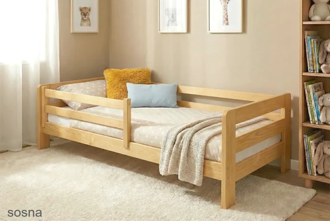 Niskie łóżko podłogowe Egon Low w kolorze naturalnej sosny z barierką i dopasowanym materacem piankowym – Valor Meble.