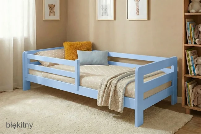 Błękitne łóżko podłogowe Egon Low z barierką nasuwaną na noc i materacem wysokoelastycznym z lateksem.