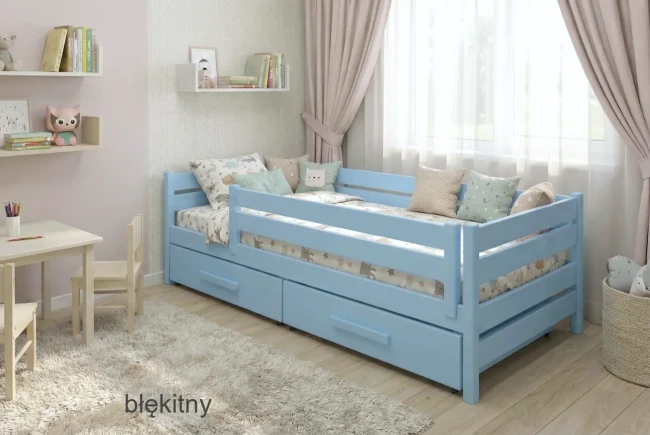 Drewniane łóżko dziecięce Marry Classic z barierką zabezpieczającą, wykonane z sosny bez sęków.